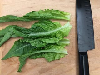 3、杂蔬饭团一让你孩子爱上吃饭,洗干净的油麦菜叶四片