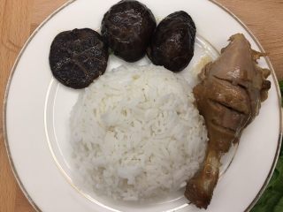 4、杂蔬饭团一让你孩子爱上吃饭,熟鸭腿肉一个切碎