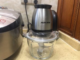 7、杂蔬饭团一让你孩子爱上吃饭,准备一台搅拌机，或者你的辅食机。只要能搅碎就行