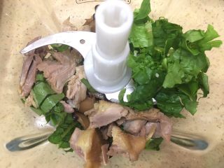 8、杂蔬饭团一让你孩子爱上吃饭,准备的青菜，鸭肉，香菇放进去搅拌