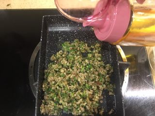 10、杂蔬饭团一让你孩子爱上吃饭,放点油去炒一下，青菜很快熟的，一点点油就好啦(用的这个锅是我做玉子的锅，为什么用它呢，是觉得量少，为了控制油量，你可以用任何的烹饪工具，能熟就好哈)