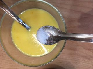 11、杂蔬饭团一让你孩子爱上吃饭,鸡蛋下四分之一勺的盐下去搅拌