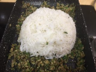 12、杂蔬饭团一让你孩子爱上吃饭,菜熟之后，如果你的饭还热就直接搅拌就行了，我的冷了，所以加热一下