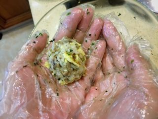 17、杂蔬饭团一让你孩子爱上吃饭,带好手套，搓圆吧