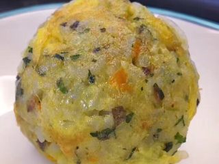19、杂蔬饭团一让你孩子爱上吃饭,实际上很简单的一道菜，不浪费食材。解决了小孩子不爱吃饭，不吃青菜的问题，快动手做吧。
