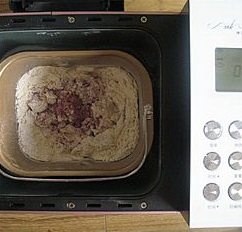 4、紫薯红豆沙吐司,打好的紫薯牛奶倒入面包桶内，再把其他的材料放入（红豆沙不放），酵母最后放。