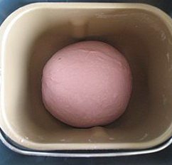 6、紫薯红豆沙吐司,揉好的面滚圆，放入面包桶内。