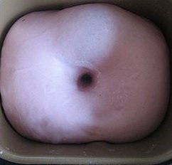 8、紫薯红豆沙吐司,发酵1小时左右，面团变成原来的两倍大小，用手指沾适量面粉，在面团上戳洞，洞口不回缩，不塌陷，证明面团发酵完毕。