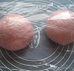 10、紫薯红豆沙吐司,分成平均两份，滚圆，盖上保鲜膜松弛15分钟。