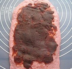 12、紫薯红豆沙吐司,把红豆沙均匀的铺在上边。