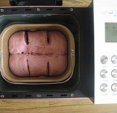 15、紫薯红豆沙吐司,用剪子在中间剪两下。这样做，包馅以后不容易空心。