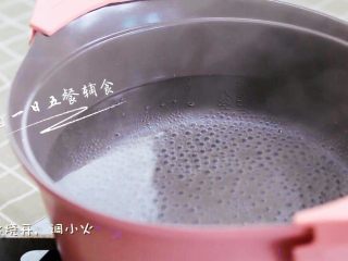 2、白菜鱼丸 宝宝健康辅食,龙利鱼+鸡蛋,锅中水烧开,调小火。