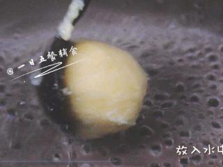 3、白菜鱼丸 宝宝健康辅食,龙利鱼+鸡蛋,右手勺子挖一勺,左手略整形,使它圆一点。放入水中。