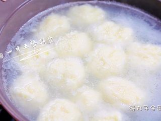 4、白菜鱼丸 宝宝健康辅食,龙利鱼+鸡蛋,全部挤完,待丸子浮起,再煮5分钟左右。