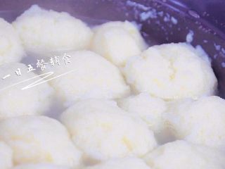 5、白菜鱼丸 宝宝健康辅食,龙利鱼+鸡蛋,煮好后,看到丸子大了一圈。成了满满一锅白白胖胖可爱的鱼丸~