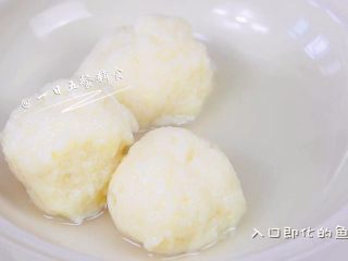 6、白菜鱼丸 宝宝健康辅食,龙利鱼+鸡蛋,真真是入口即化的鱼丸。这个丸子适合现做现吃哦。实在多了吃不完,连着水一起入冷藏或冷冻,保证丸子不脱水,下次吃的时候还是这么水嫩。