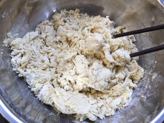 3、以假乱真的梨子馒头,少量多次的倒温水，用筷子搅拌成基本无干粉状态