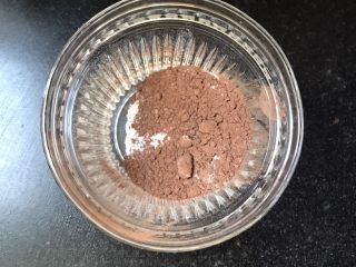 4、以假乱真的梨子馒头,可可粉和面粉混合