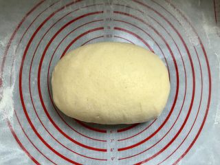 8、以假乱真的梨子馒头,发酵好的面团排气揉匀