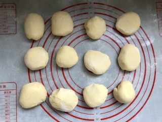 9、以假乱真的梨子馒头,分成12个小团（也可以做成10个大点的，依自己喜好来）