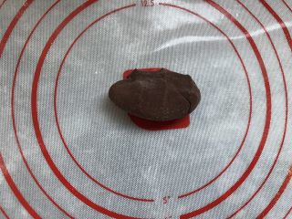 11、以假乱真的梨子馒头,加可可粉的面团