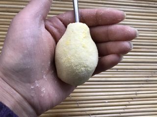 10、以假乱真的梨子馒头,面团揉成梨子的形状，可以用玉米面当薄面，揉好的梨子用筷子的小头在顶部扎个小洞，按梨把用