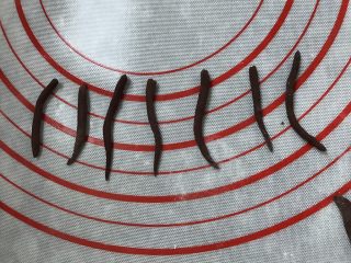 12、以假乱真的梨子馒头,搓成梨把的样子，可以多做几个以备选择