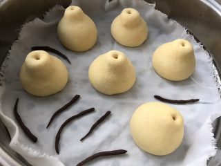 13、以假乱真的梨子馒头,把搓好的梨子放入蒸屉里，等二次发酵，面团变得比原来的大且变轻了，就说明发酵好了，开火蒸20分钟，闷3-5分钟出锅