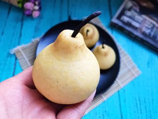 14、以假乱真的梨子馒头,出锅后按上梨把儿，用干净的棉签蘸可可粉装饰一下