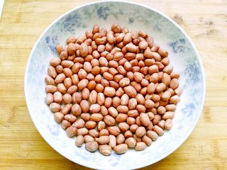 2、花生高钙牛轧糖,花生微波炉高火叮2分钟，去皮擀碎备用