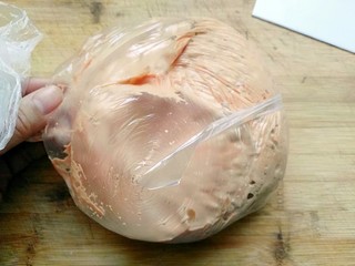 7、花生高钙牛轧糖,我买的是香橙味的棉花糖，融化后颜色就变成橙色的了，趁热用手轻轻将材料揉均