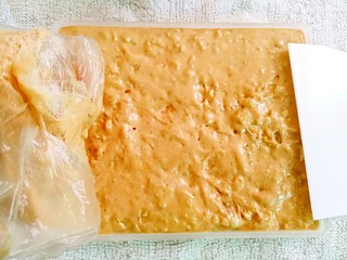 8、花生高钙牛轧糖,倒入模具