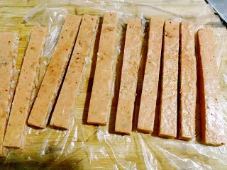 11、花生高钙牛轧糖,先切条，后切块