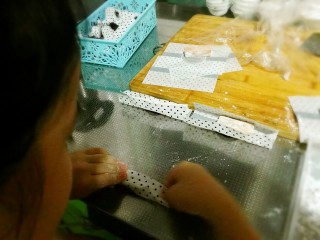 12、花生高钙牛轧糖,宝贝非要帮忙包糖