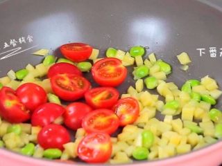 2、豪华版咖喱炒饭, 锅里倒油，下土豆、毛豆翻炒，炒30秒下番茄炒。