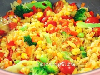 4、豪华版咖喱炒饭, 炒几下加入焯熟的玉米、胡萝卜一起翻炒，入咖喱块，翻炒均匀。加西兰花，全部炒均匀。