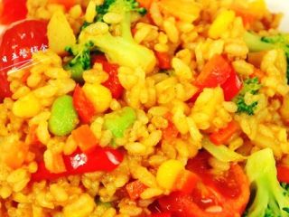 5、豪华版咖喱炒饭,咖喱块全部化掉了即可出锅。