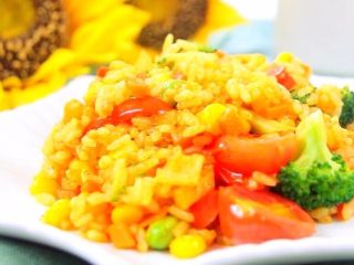 7、豪华版咖喱炒饭,没有额外再加调味，因为咖喱味就很足了。一包咖喱块100克，6小块总共含钠量占正常成人一整天钠摄入量的204%。