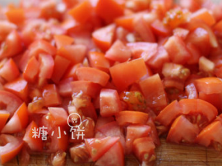 1、地中海番茄酸豆意面,番茄洗净去蒂，切成小丁备用