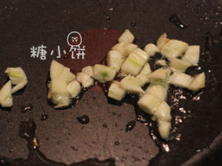 3、地中海番茄酸豆意面,橄榄油烧热后加蒜丁爆香