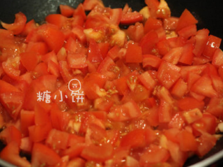 4、地中海番茄酸豆意面,放入番茄丁翻炒一下，不要炒很久以免炒化
