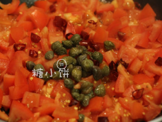 5、地中海番茄酸豆意面,加入酸豆和干辣椒碎翻炒一下