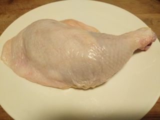 1、盐焗鸡腿（面包机版）,鸡腿洗净，抹上酒和香油