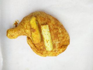 3、盐焗鸡腿（面包机版）,放上葱姜，放冰箱一夜腌制，早上取出挂起来晾一会