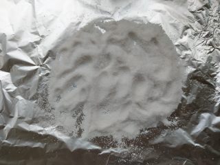 4、盐焗鸡腿（面包机版）,取一大张锡纸，放上适量粗盐