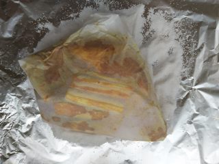 6、盐焗鸡腿（面包机版）,包好的鸡腿放到粗盐上