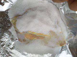 7、盐焗鸡腿（面包机版）,上面倒上剩余的粗盐，抱起来锡纸