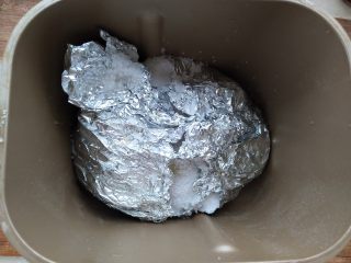 8、盐焗鸡腿（面包机版）,放入面包机桶内