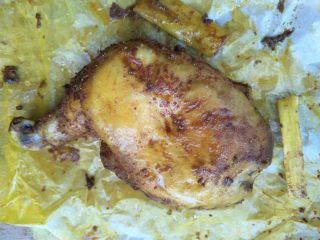 12、盐焗鸡腿（面包机版）,剥开锡纸和油纸取出鸡腿