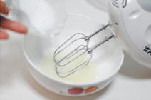 2、手指饼干,继续搅打至蛋白变得浓稠,再加入1/3的细砂糖。继续搅打至蛋白出现纹路,加入最后1/3的细砂糖。